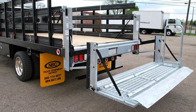 Flatbed truck with liftgate